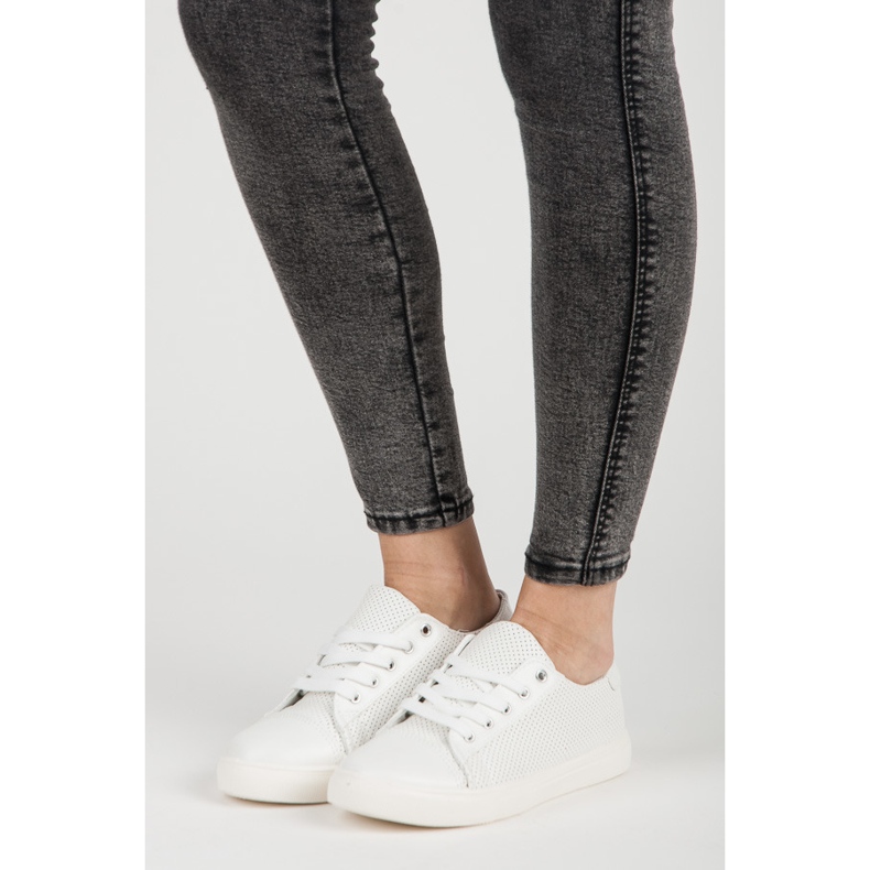 Durchbrochene Turnschuhe weiß 1