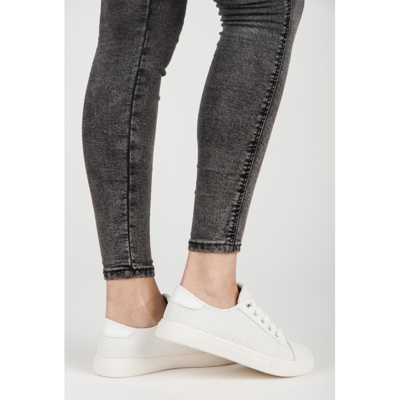 Durchbrochene Turnschuhe weiß 2