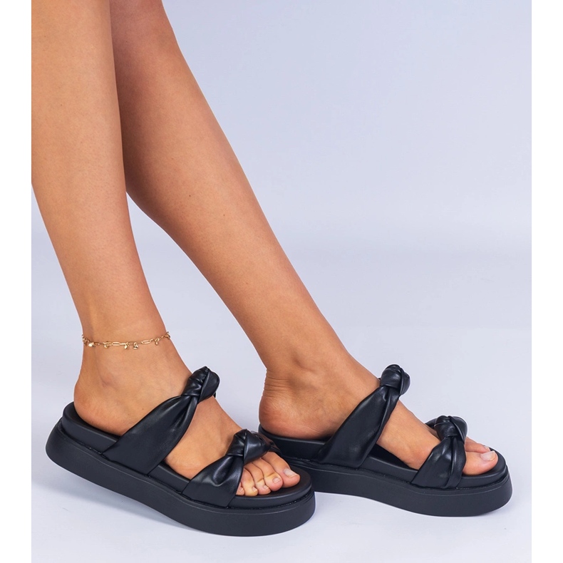 Schwarze Hausschuhe auf der Plattform 1