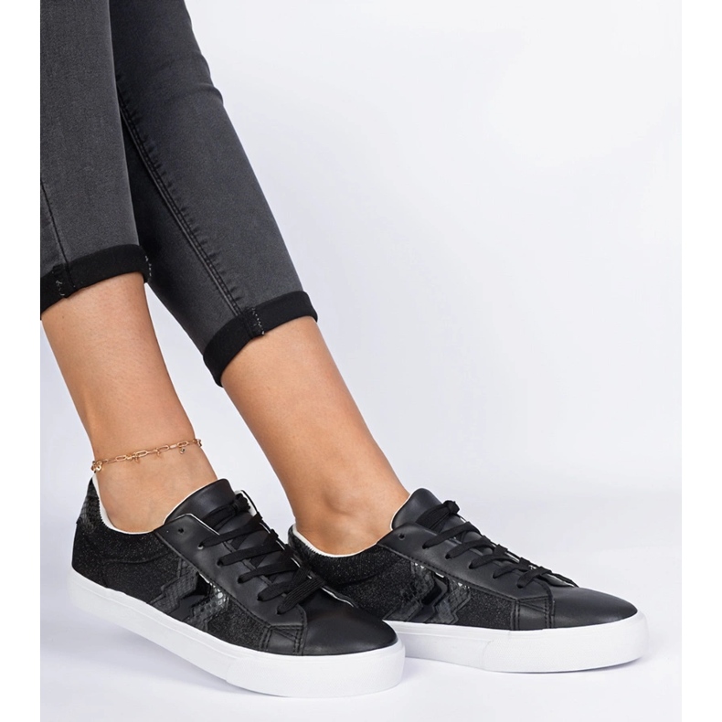 Schwarze Turnschuhe mit einem Tiermotiv, das mit Glitzer verziert ist 2