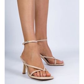 Beige Sandalen von Flip -Flops auf einer High Heel 1