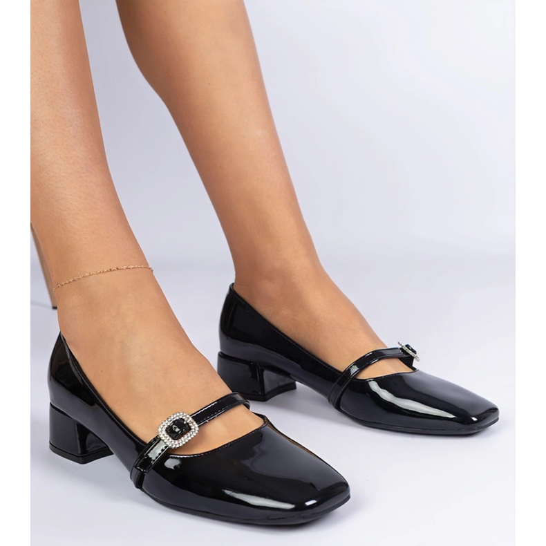 Schwarze elegante Pumpen mit Zirkonen dekoriert 2