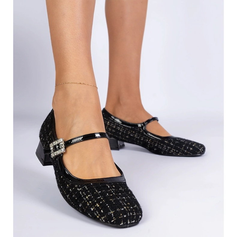 Schwarze Pumpen mit einem Material Finish mit Zirkonen 1