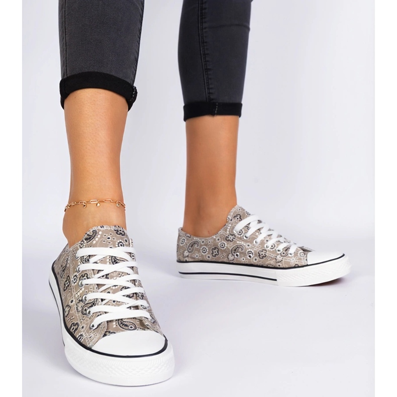 Braune Frauenmaterial -Sneaker im aztekischen Stil 1