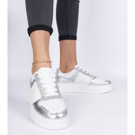 Silberne Frauen -Sneaker auf einer dicken Sohle 1