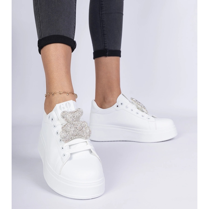 Weiße Frauen -Turnschuhe mit einem Teddybär im Strasssteinen dekoriert 1