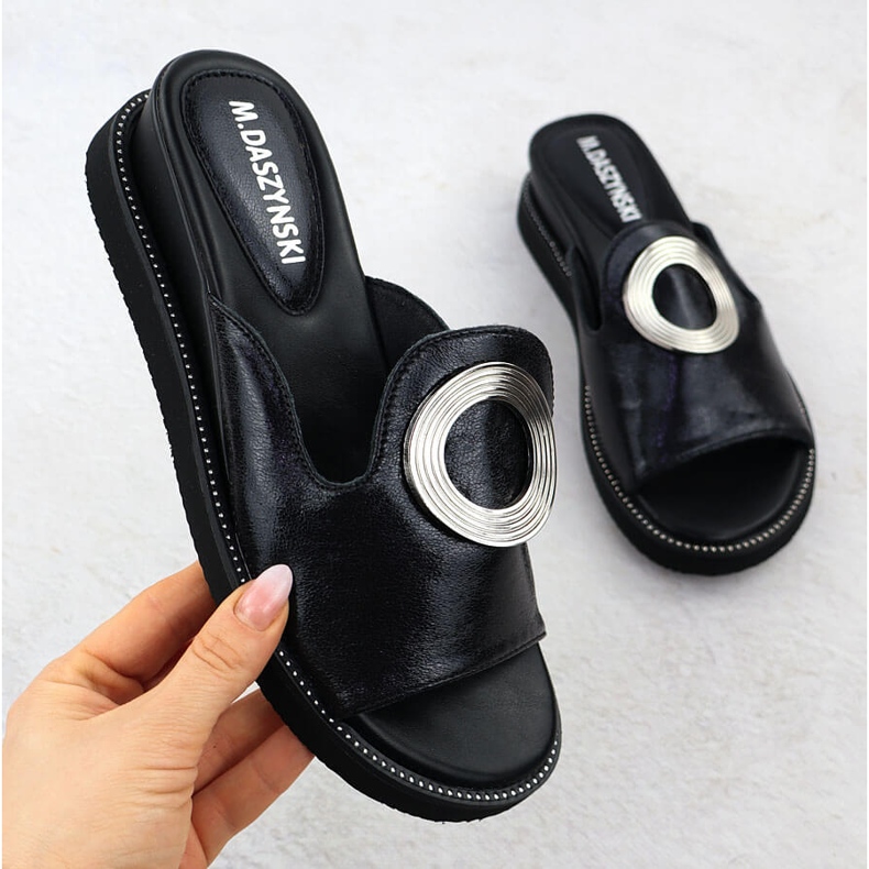 Damenflip Flops auf niedrigen Keilen schwarz M. Daszyński 1