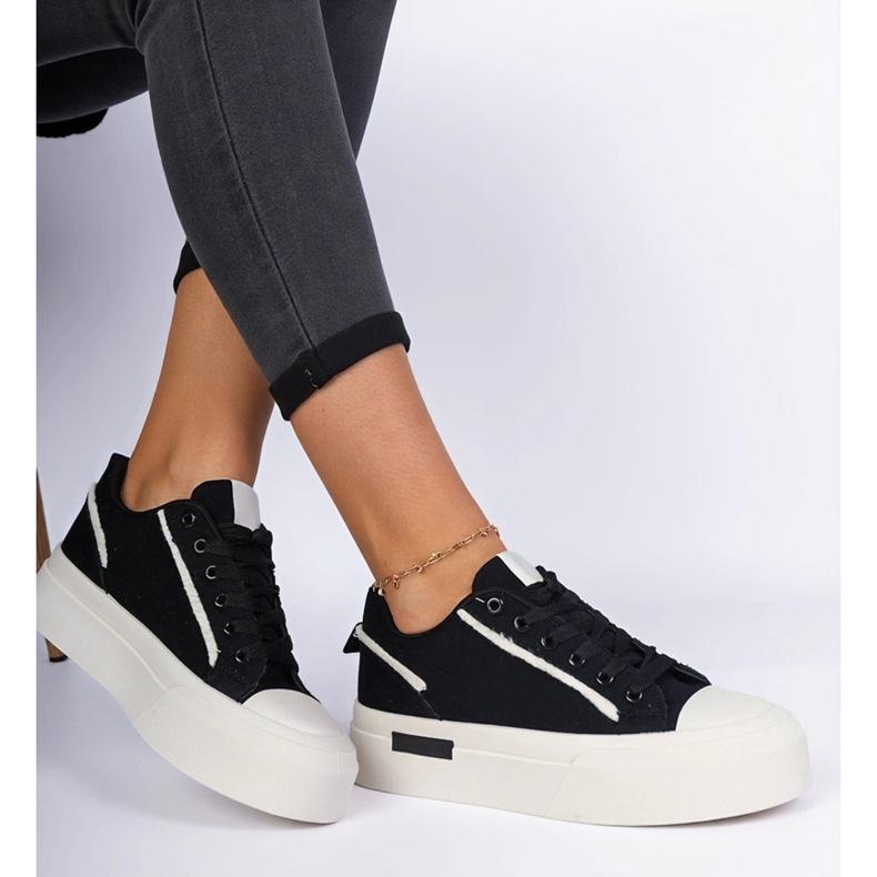 Schwarze Frauen -Stoff -Turnschuhe auf der Plattform 1