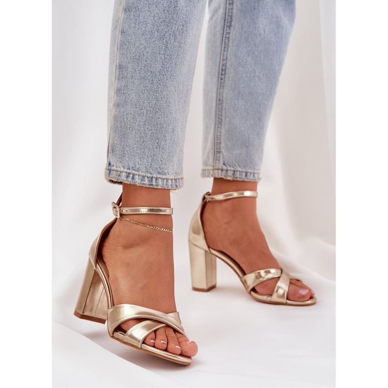 Sandalen auf einer Barbularabsatz mit Eco Leder golden 2