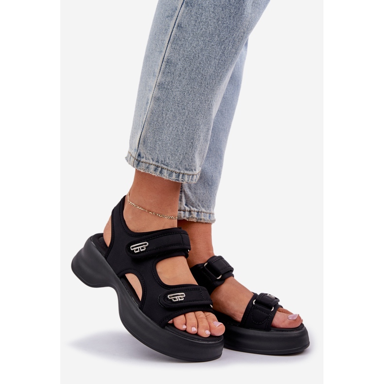 Material leichte Sandalen auf der schwarzen Plattform 1