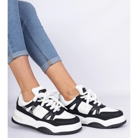 Schwarze und weiße Turnschuhe mit dicken Schnürsenkel 1