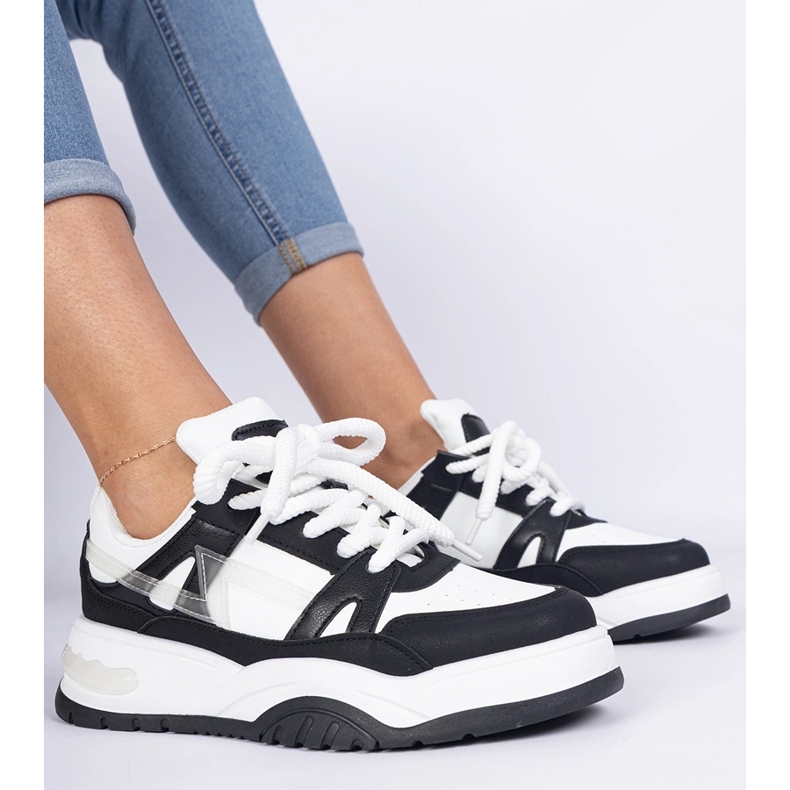 Schwarze und weiße Turnschuhe mit dicken Schnürsenkel 2