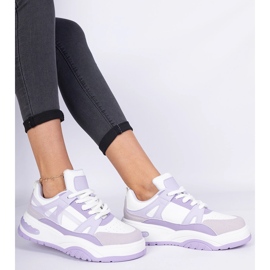 Lila Turnschuhe mit dicken Schnürsenkel 2