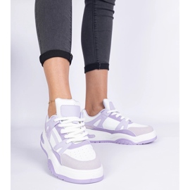 Lila Turnschuhe mit dicken Schnürsenkel 1