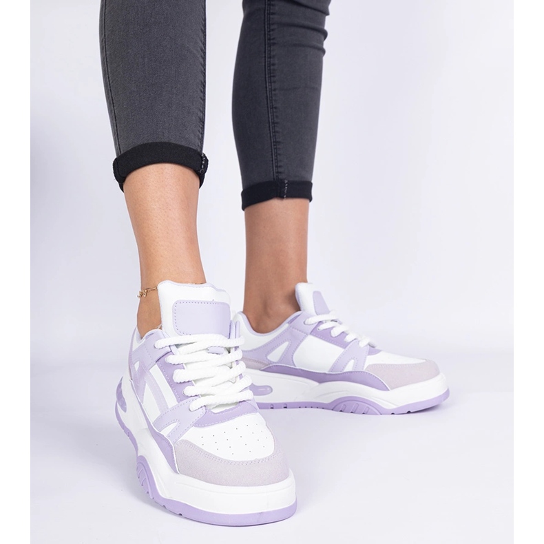 Lila Turnschuhe mit dicken Schnürsenkel 1