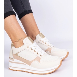 Beige Sneakers mit Glitzer und Metallinsertion dekoriert 1