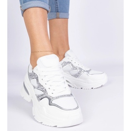 Weiße Turnschuhe für Frauen mit Glitzer dekoriert 1