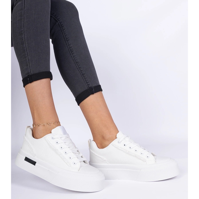 Materielle Turnschuhe für weiße Frauen auf der Plattform 2