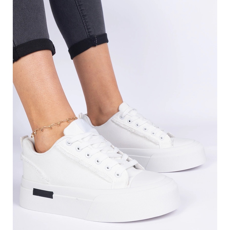 Materielle Turnschuhe für weiße Frauen auf der Plattform 1