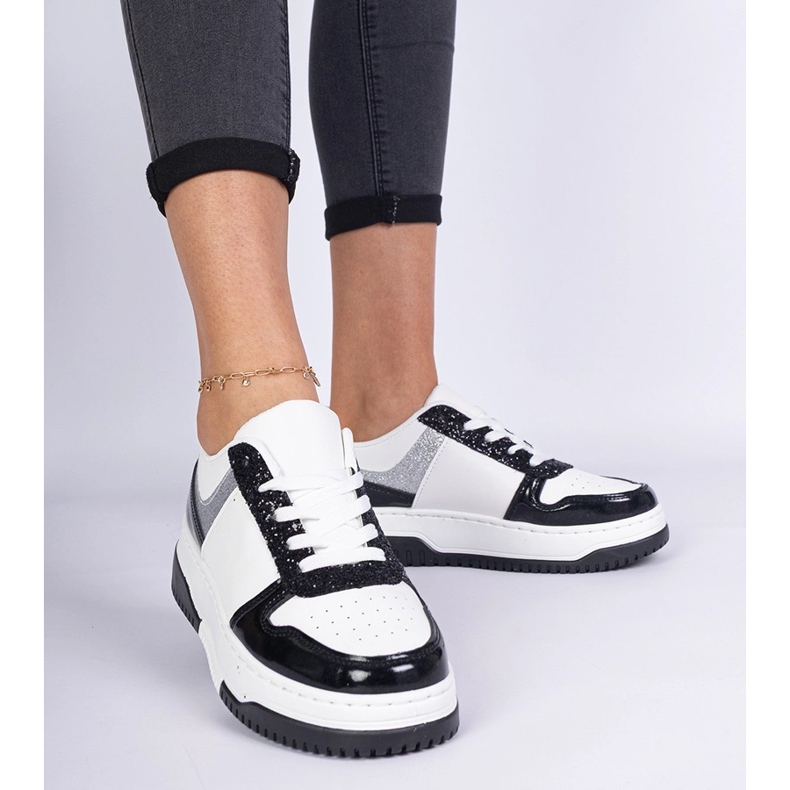 Schwarze Damen-Sneaker mit dicker Sohle 1