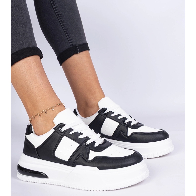 Schwarz-weiße Damen-Sneaker mit dicker Sohle 1