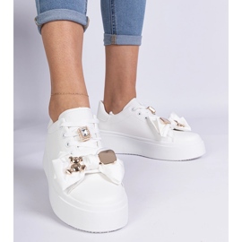 Weiße Turnschuhe für Frauen mit einem Bären dekoriert 1