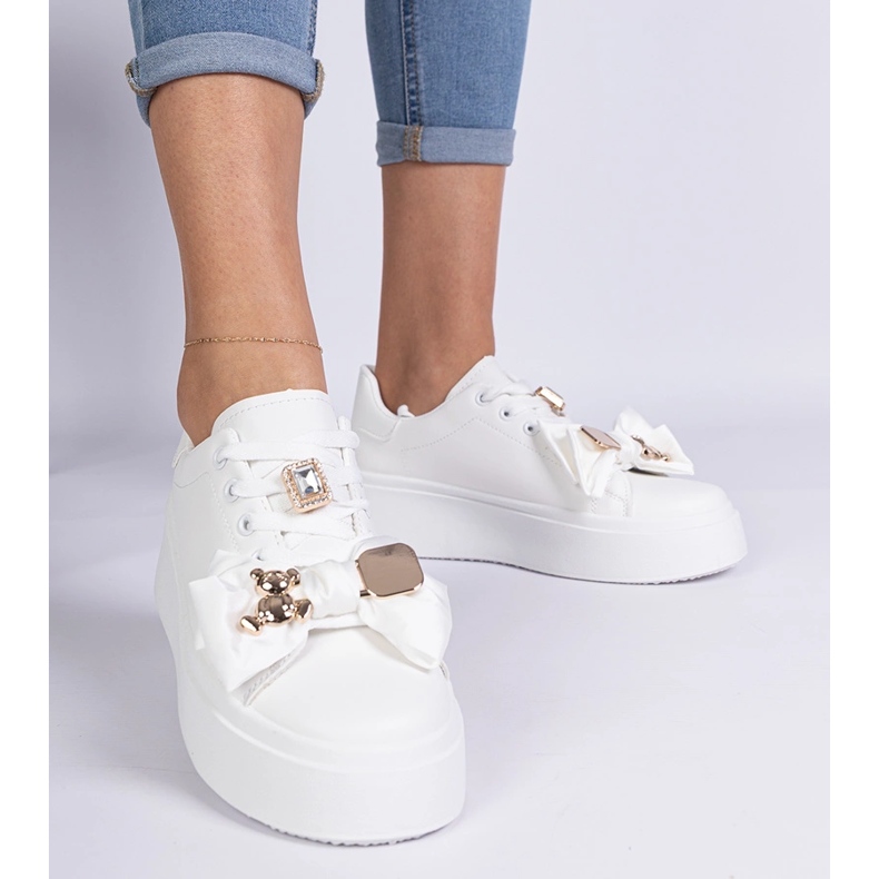 Weiße Turnschuhe für Frauen mit einem Bären dekoriert 1