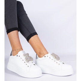 Weiße und silberne Frauen -Turnschuhe mit Teddybär dekoriert 1