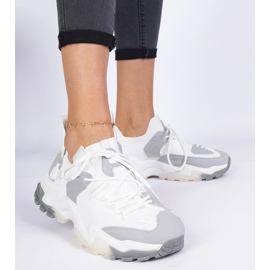 Weiße Turnschuhe der Frauen mit einem Sockenobermaterial 1