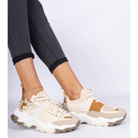 Beige Frauen -Sneakers mit einem Sockenmodell 1