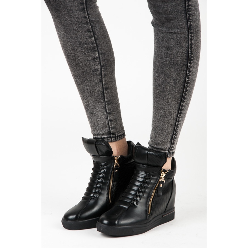 Schwarze Turnschuhe 1