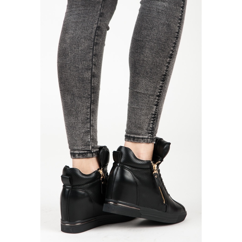 Schwarze Turnschuhe 2