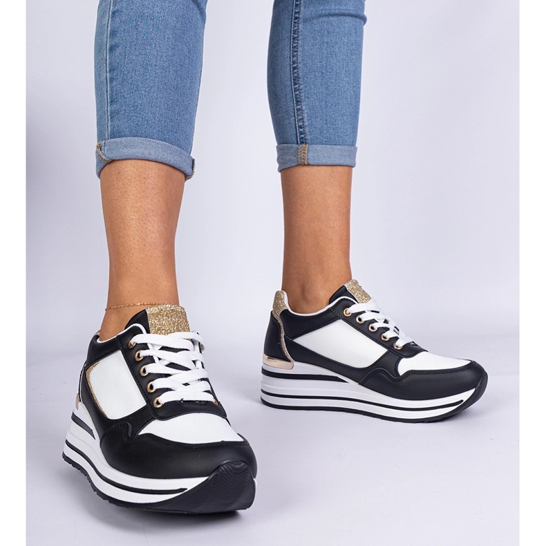 Schwarze Turnschuhe mit Glitzer und Metalleinsatz dekoriert 1