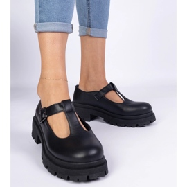 Schwarze Schuhe auf der Eco -Leder -Plattform 1
