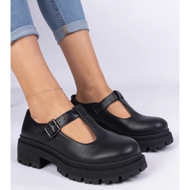 Schwarze Schuhe auf der Eco -Leder -Plattform 3