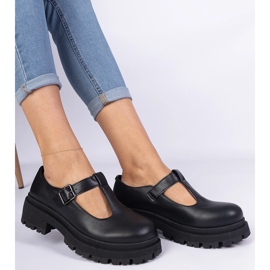 Schwarze Schuhe auf der Eco -Leder -Plattform 2