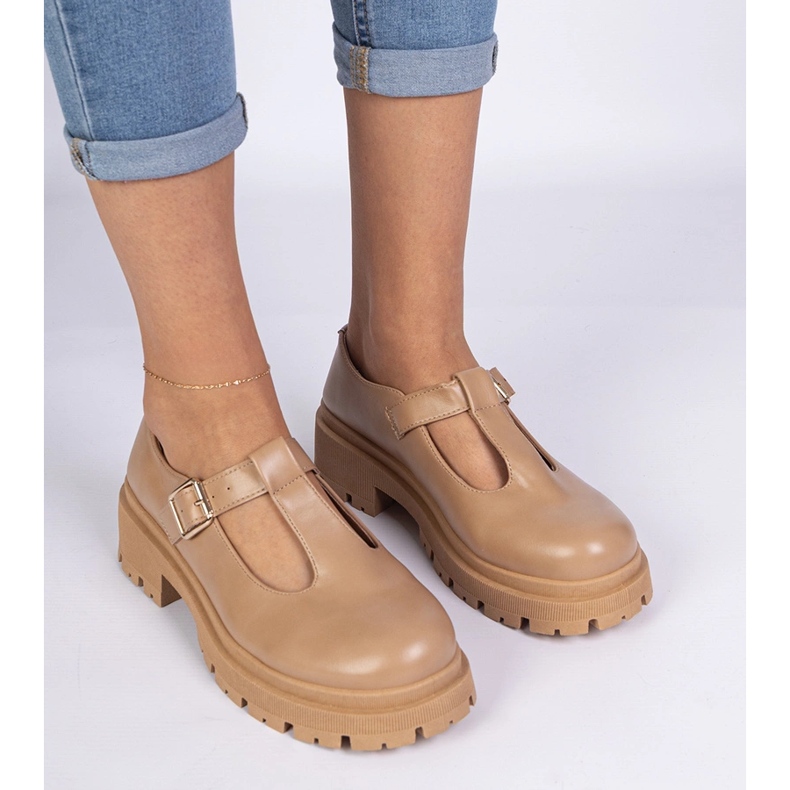 Braune Schuhe auf der Eco -Leder -Plattform 2