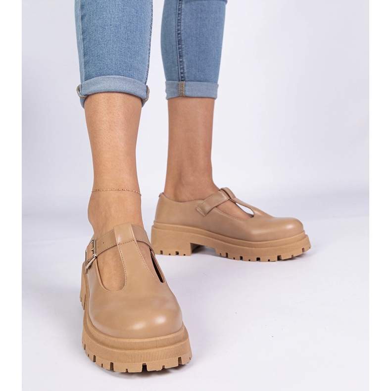 Braune Schuhe auf der Eco -Leder -Plattform 1