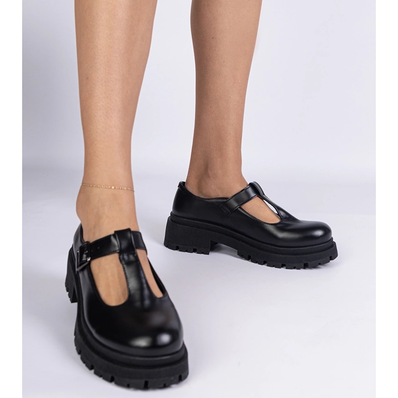 Schwarze Schuhe auf der Eco -Leder -Plattform 1