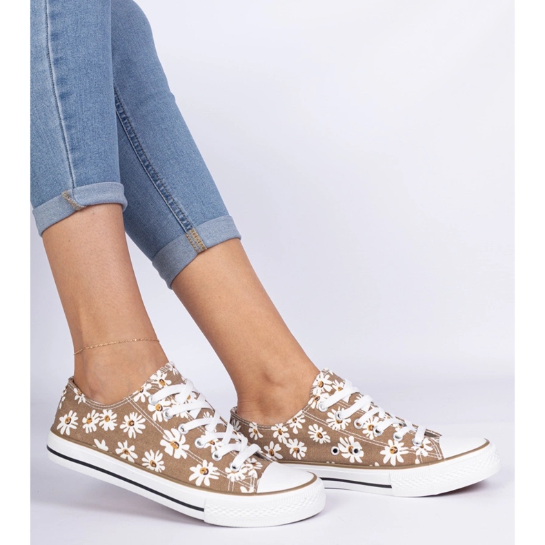 Braune Frauenstoffe mit Blumen 1