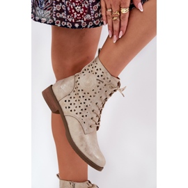 Jezzi Stiefel mit einem offenen Arbeitsmuster für ein Goldschloss golden 2