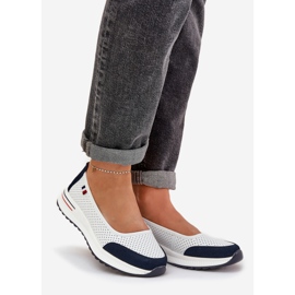 Weiße und dunkelblaue Keilballlerinas 1