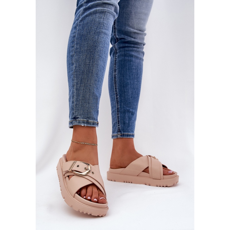 Hausschuhe auf der Plattform mit einer beige Schnalle 2