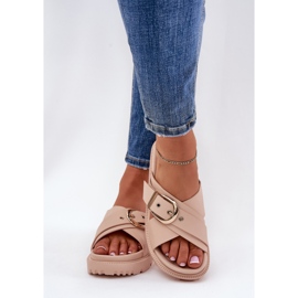 Hausschuhe auf der Plattform mit einer beige Schnalle 3