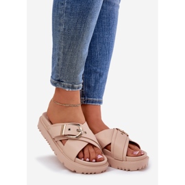 Hausschuhe auf der Plattform mit einer beige Schnalle 1
