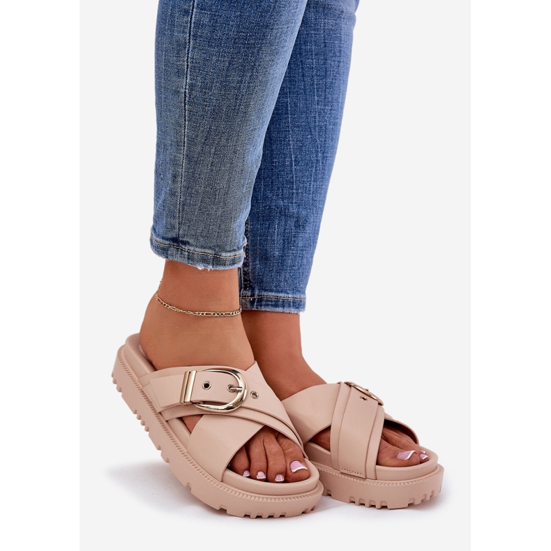 Hausschuhe auf der Plattform mit einer beige Schnalle 1