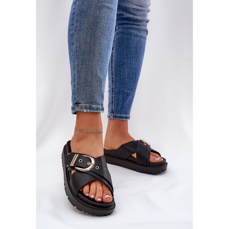 Hausschuhe auf der Plattform mit einer schwarzen Schnalle 2