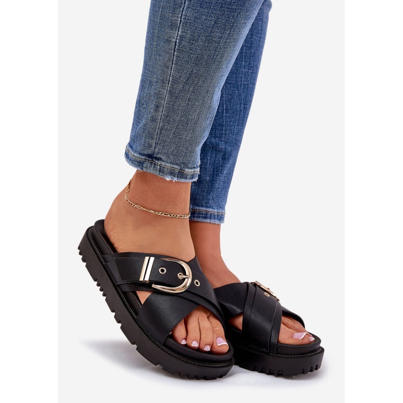 Hausschuhe auf der Plattform mit einer schwarzen Schnalle 1