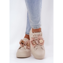 Frauen -Sneaker mit einem Bug und einer Brosche mit einem beige Teddybär 2