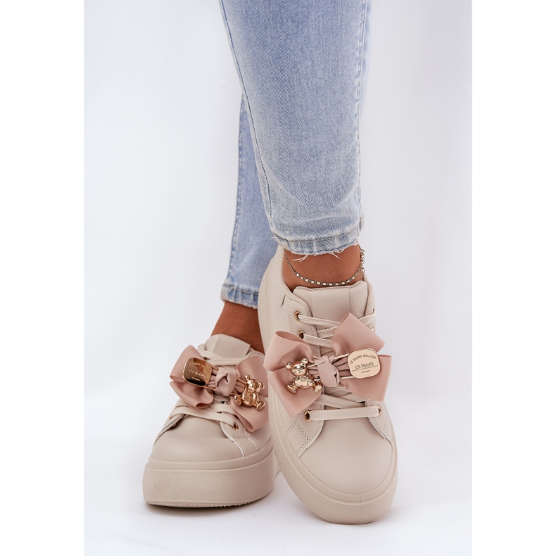 Frauen -Sneaker mit einem Bug und einer Brosche mit einem beige Teddybär 2